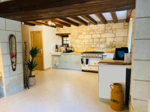 cocina con fogones y encimera en Maison de rêve avec piscine au milieu des vignes, en Berrie