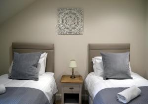 two beds sitting next to each other in a bedroom at Cara Anan in Killin