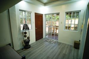 a room with a hallway with a door and windows at Balay Greenika Alfonso Nature Resort in Alfonso