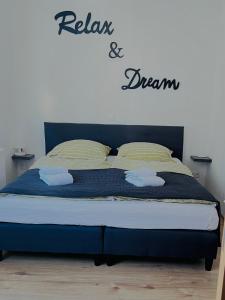 una cama con un colchón azul y un signo de sueño en ella en Comfortable new Apartment in #Koblenz# direkt am Rhein, en Coblenza