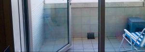 d'une porte coulissante en verre avec vue sur un balcon. dans l'établissement T0 no centro do Porto, à Porto