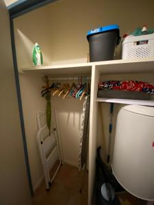 a kitchen closet with a shelf and a sink at Meublé tourisme Carmes 2 étoiles, entrée autonome,wifi, climatisé, petit parking privé in Toulouse