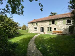 una casa de piedra con un banco en el patio en Maison de rêve avec piscine au milieu des vignes, en Berrie