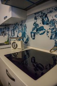 Lo Specchio في بارما: مطبخ به صحون زرقاء وبيضاء على الحائط
