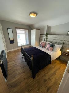 En eller flere senger på et rom på Stunning 1 bedroom Flat in The Mumbles