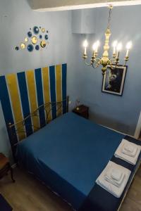 Lo Specchio في بارما: غرفة نوم بسرير ازرق وثريا