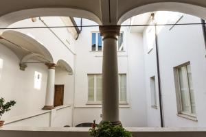 eine Säule vor einem Gebäude mit Fenstern in der Unterkunft Lo Specchio in Parma