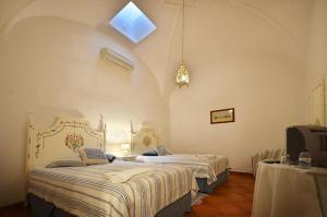 a bedroom with a bed and a desk at Casa de Serpa - Turismo Rural in Serpa