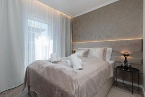 una camera con un letto bianco e una finestra di Bay View Apartments Wybrzeże Dziwnów by Renters Prestige a Dziwnów