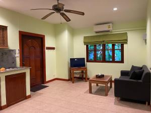 TV a/nebo společenská místnost v ubytování The Pace Phuket Boutique Resort
