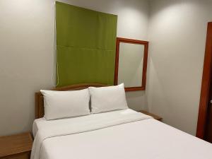 Postel nebo postele na pokoji v ubytování The Pace Phuket Boutique Resort