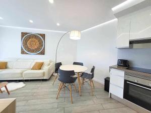 Kuchyň nebo kuchyňský kout v ubytování Ocean Garden Suite El Sol