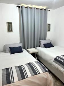 Ein Bett oder Betten in einem Zimmer der Unterkunft Hibernian Towers