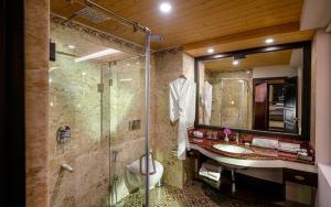 Koupelna v ubytování Denzong Regency- Luxury Mountain Retreat Spa & Casino