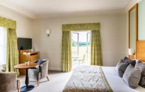 Buxted Park Hotel客房内的一张或多张床位