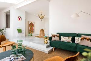 Uma área de estar em MonKeys Apartments Luxury Penthouse Cathedral & Terrace