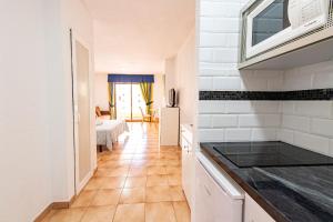 eine Küche mit Spüle und Arbeitsplatte in der Unterkunft Estudio castle harbour 403 los Cristianos in Los Cristianos