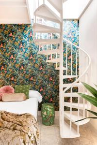 eine Treppe in einem Zimmer mit einem Blumenbild in der Unterkunft MonKeys Apartments Luxury Penthouse Cathedral & Terrace in Sevilla