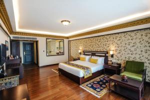 Postel nebo postele na pokoji v ubytování Denzong Regency- Luxury Mountain Retreat Spa & Casino