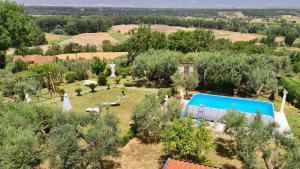 vista aerea su un giardino con piscina di La Casa Del Sole ad Altavilla Silentina