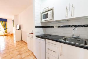 Küche/Küchenzeile in der Unterkunft Estudio castle harbour 403 los Cristianos