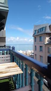 balcón con vistas al océano en Le 8 ∙ Appartement cosy avec balcon vue sur mer, en Mers-les-Bains