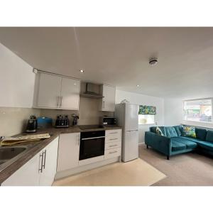 Η κουζίνα ή μικρή κουζίνα στο The Hideout (Garden Flat, 4 Dragon Road)