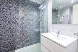 Ein Badezimmer in der Unterkunft Estudio castle harbour 403 los Cristianos