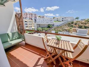 Un balcón con mesa y sillas y una vista en #070 T0 Edifício Albufeira by Home Holidays, en Albufeira