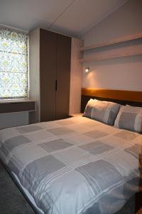 Giường trong phòng chung tại Muasdale - Shore View