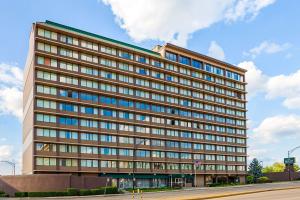 un gran edificio de oficinas con muchas ventanas en Quality Inn & Suites Cincinnati Downtown, en Cincinnati