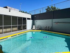 uma piscina com água azul em frente a um edifício em Quality Inn & Suites Cincinnati Downtown em Cincinnati