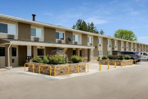 un bâtiment avec un parking en face de celui-ci dans l'établissement Rodeway Inn, à Grand Rapids