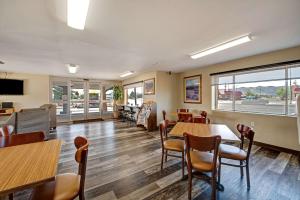 poczekalnia ze stołami, krzesłami i oknami w obiekcie Quality Inn near Mesa Verde w mieście Cortez