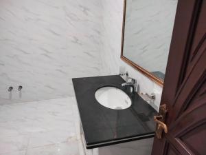 Ett badrum på Grand Swiss Hotel&Apartment Lahore