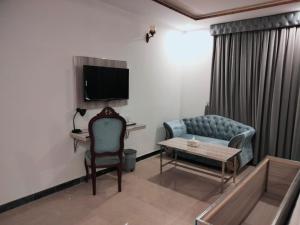 TV tai viihdekeskus majoituspaikassa Grand Swiss Hotel&Apartment Lahore
