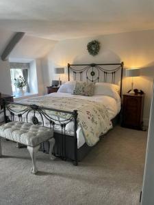 una camera con un grande letto con struttura metallica di Beautiful 1 bed thatched cottage a Dolton Altre 21 foto