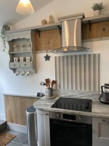 Een keuken of kitchenette bij Beautiful 1 bed thatched cottage