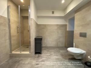 a bathroom with a shower and a toilet and a sink at Amaroo - Gästehaus Potsdam “Charlottenhof” in Potsdam