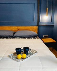 ein Tablett mit zwei Gläsern und Zitronen auf dem Bett in der Unterkunft Cuore Mio B&b in Catania