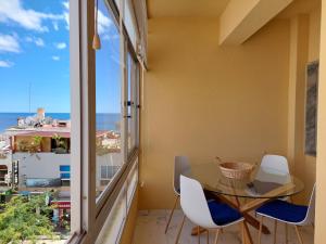 d'un balcon avec une table et des chaises et une vue sur l'océan. dans l'établissement Alltravel Praia da rocha, à Portimão
