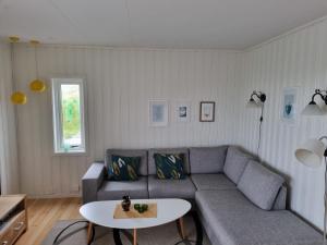 een woonkamer met een bank en een tafel bij Aktiv ferie i Vesterålen, Hovden 8475 Straumsjøen in Hovden
