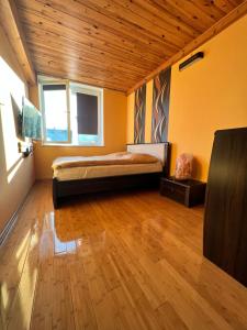 um quarto com uma cama e um tecto de madeira em APARTAMENT LOFT z ANTRESOLĄ w GDAŃSKU em Gdansk