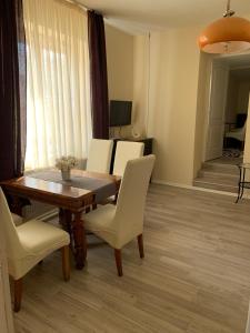 A television and/or entertainment centre at Bazsalikom Vendégház Még 2 kép