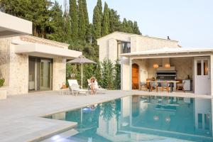 Villa con piscina y casa en My Mediterranean Corfu Luxury Villa with Private Swimming Pool, en Kontokali