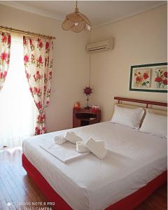 Tempat tidur dalam kamar di Ομορφο διαμέρισμα κοντά στο σταθμό Δουκίσσης Πλακεντίας