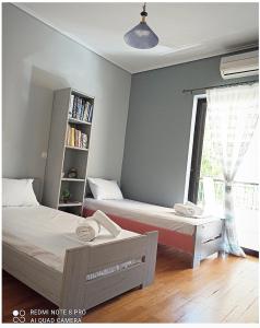 מיטה או מיטות בחדר ב-Ομορφο διαμέρισμα κοντά στο σταθμό Δουκίσσης Πλακεντίας