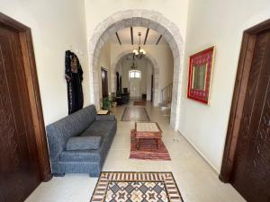 - un salon avec un canapé bleu dans le couloir dans l'établissement Ma'an lil-Hayat Boutique Hotel, à Bethléem
