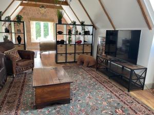 Uma TV ou centro de entretenimento em Penarwyn House