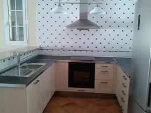 una cucina con lavandino e piano cottura di Villa Ca Na Llum a Trebeluger